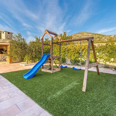 Kremena 72 With Outdoor Swimmingpool Kremena