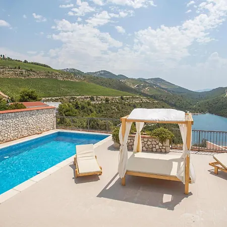 Kremena 72 With Outdoor Swimmingpool Kremena