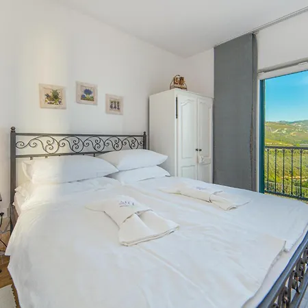 Kremena 72 With Outdoor Swimmingpool Tatil Evi