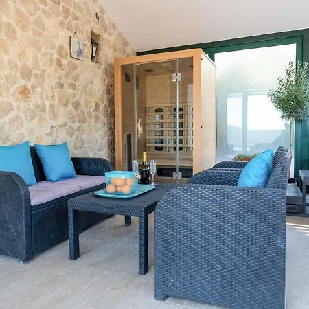 Kremena 72 With Outdoor Swimmingpool Tatil Evi