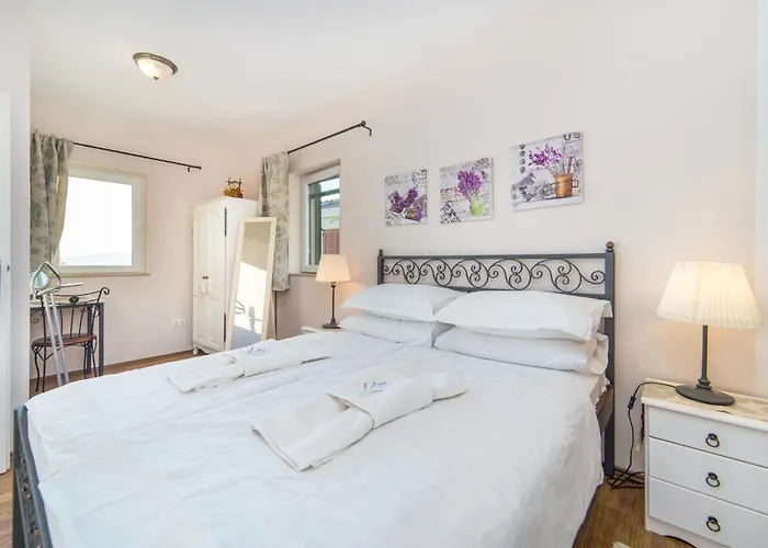 72 With Outdoor Swimmingpool Kremena