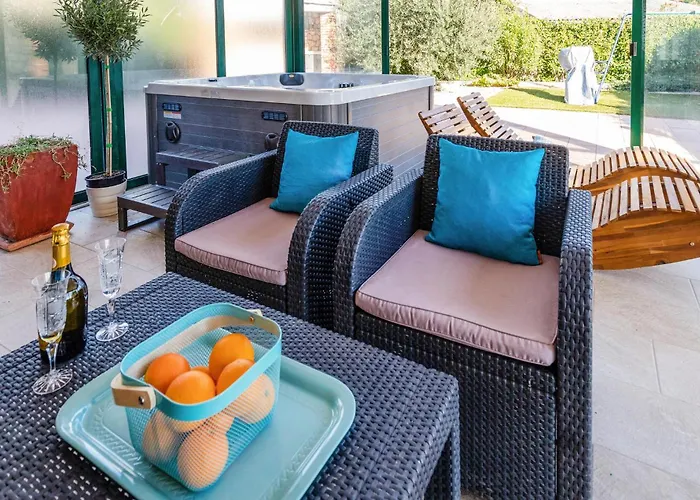 72 With Outdoor Swimmingpool Σπίτι διακοπών *