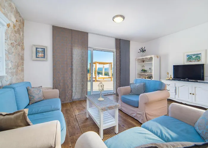 72 With Outdoor Swimmingpool