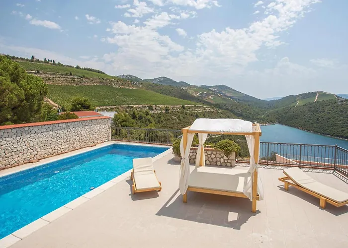 72 With Outdoor Swimmingpool Kremena