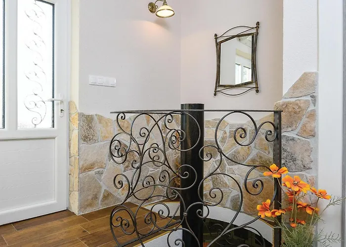 72 With Outdoor Swimmingpool