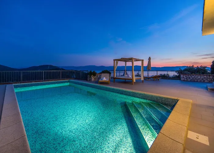 72 With Outdoor Swimmingpool *